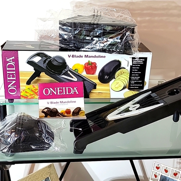 Oneida V-Blade Mandoline slicer, black, 5 slicing options - Picture 4 of 5
